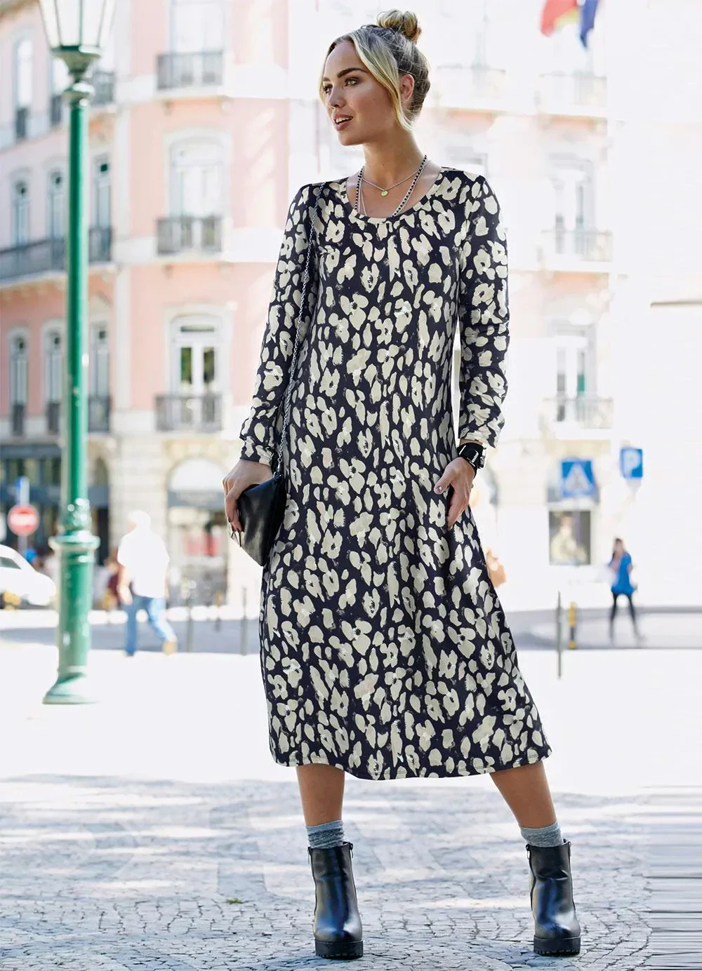 bonprix - Vestido Manga Longa com Bolsos Estampado/Onça