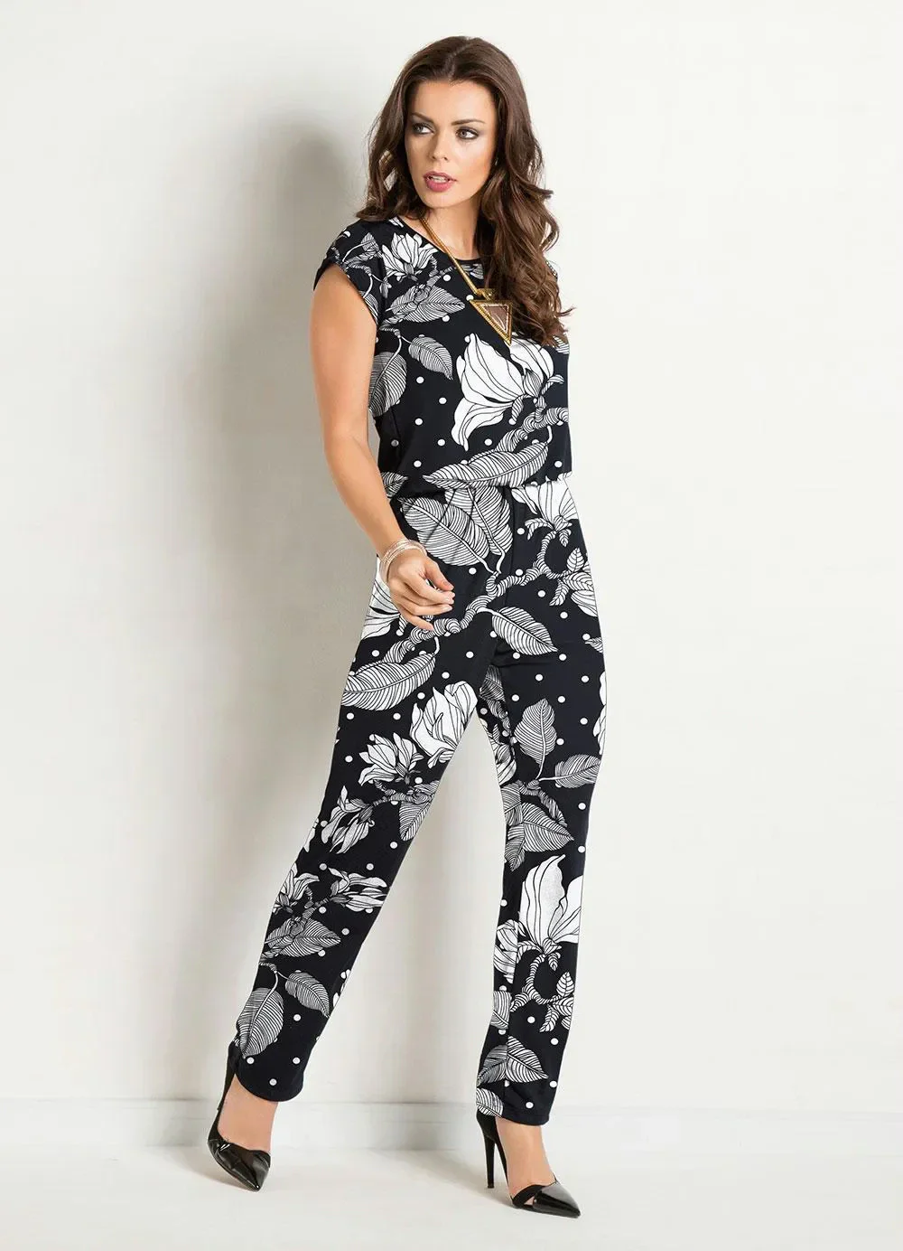 Moda Pop - Macacão Floral Preta Costas Gota e Amarração