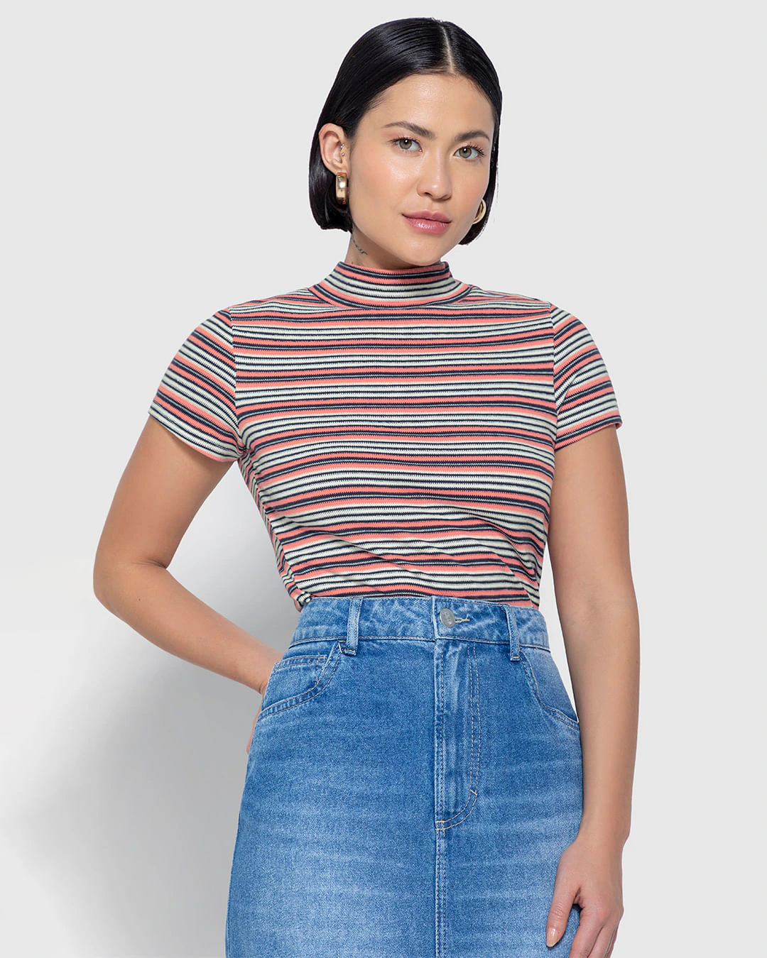 Blusa Feminina Gola Alta Em Malha Listrada - ENFIM