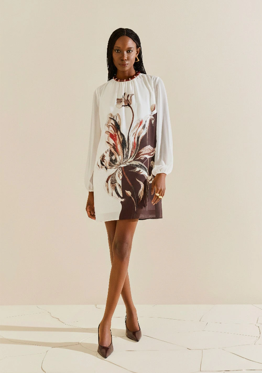 Vestido Morena Rosa Solto Decote Careca Manga Longa Curto Off White