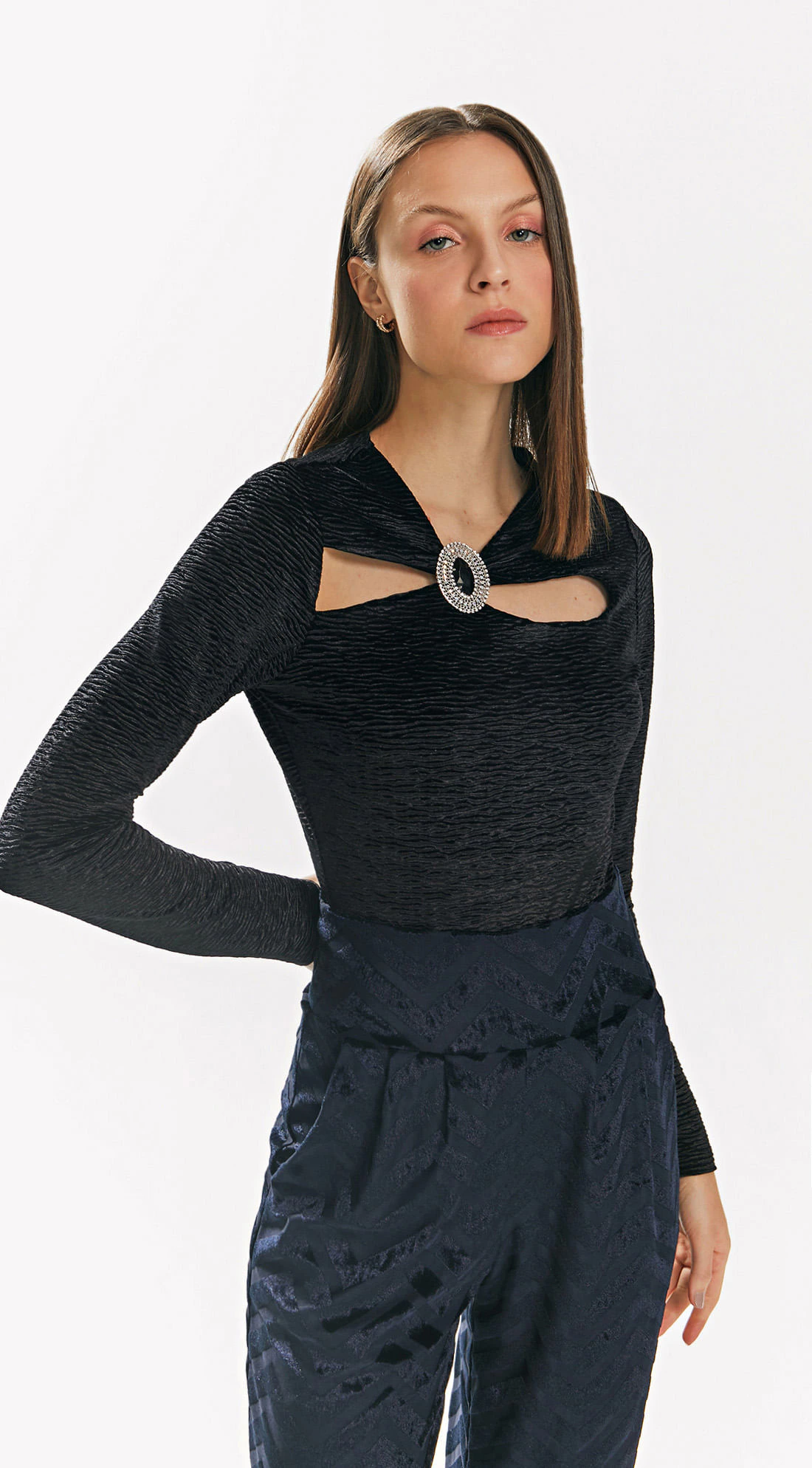 Blusa Iódice Decote Assimétrico Manga Longa Abertura Frente Preto