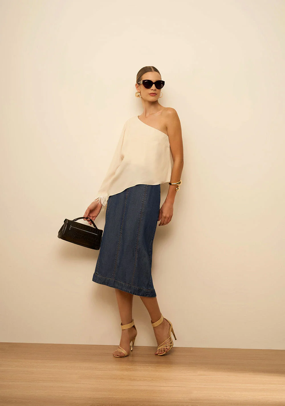 Blusa Maria.Valentina Solta Um Ombro Só Manga 7 Oitavos Alongada Off White