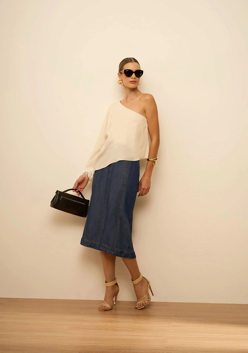 Blusa Maria.Valentina Solta Um Ombro Só Manga 7 Oitavos Alongada Off White