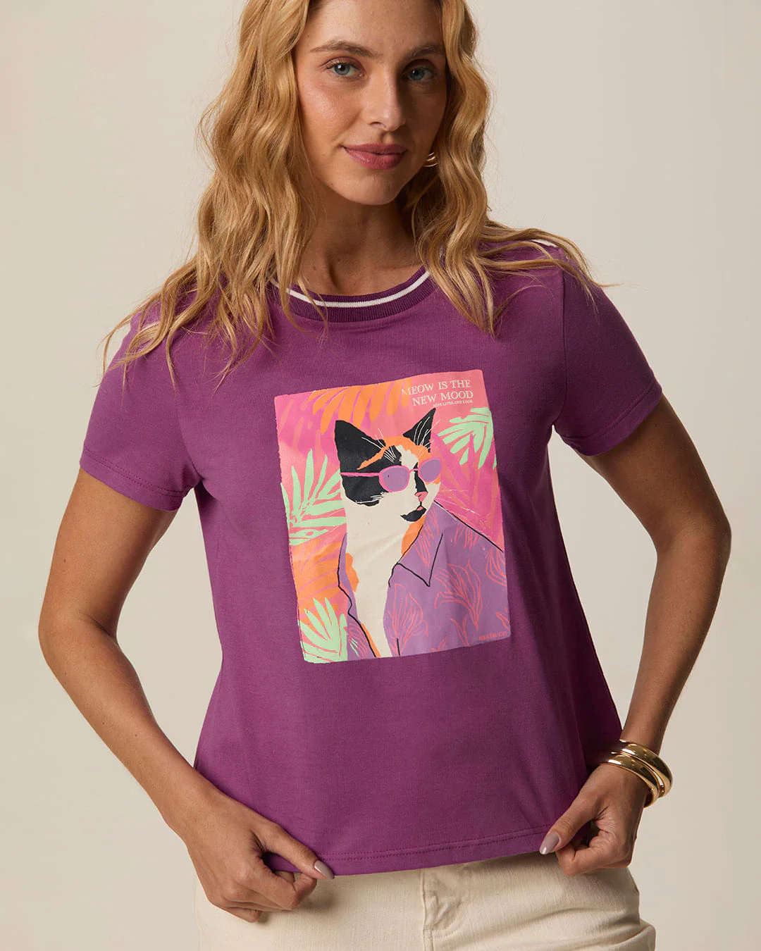 Camiseta Feminina Gola Retilínea Estampa Frontal Em Algodão