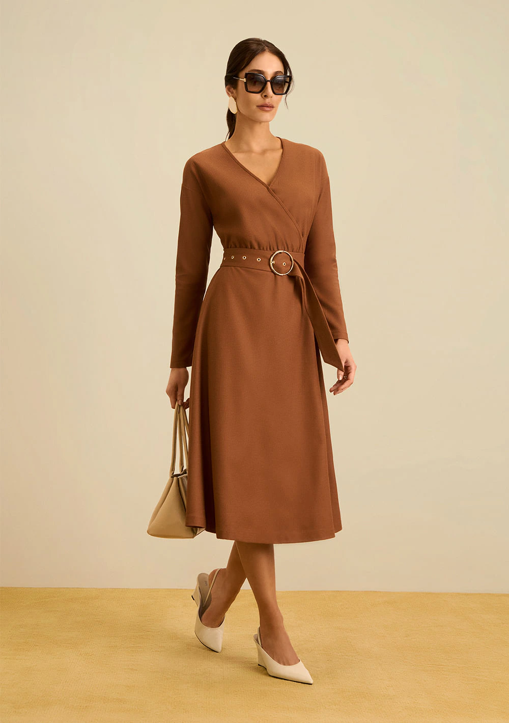 Vestido Maria.Valentina Solto Decote Transpassado Manga Longa Midi Marrom