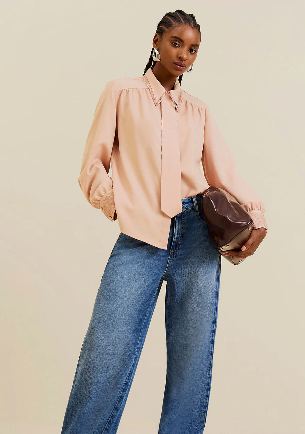 Camisa Morena Rosa Solta Gola Clássica Manga Longa Alongada Bege