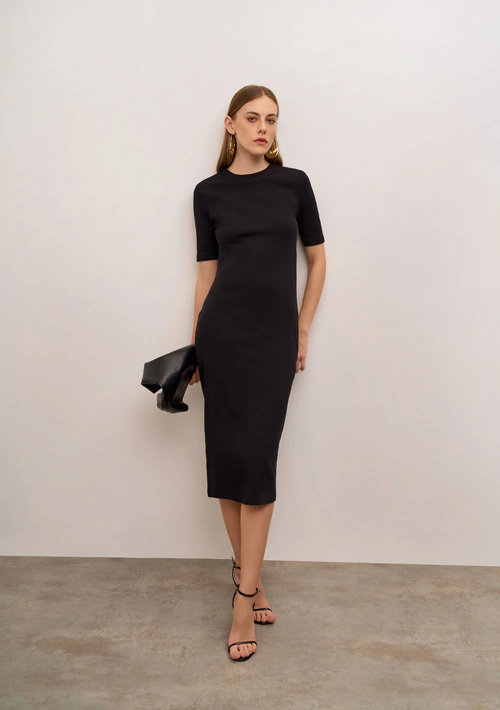 Vestido Iódice Ajustado Decote Careca Manga Curta Midi Preto
