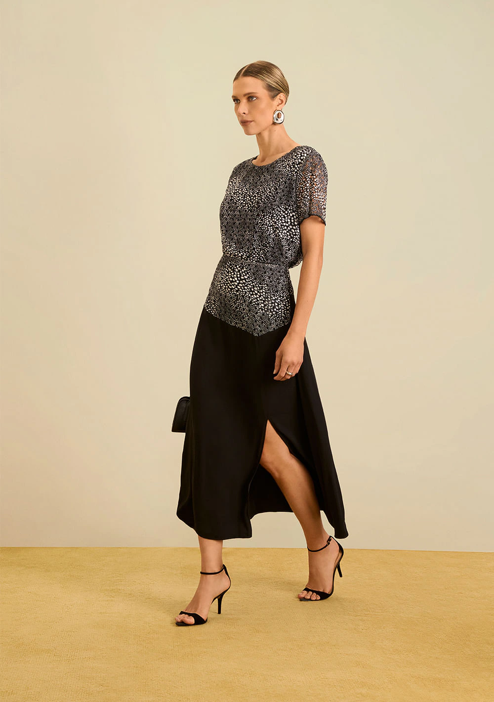 Blusa Maria.Valentina Solta Decote Careca Manga Curta Padrão Preto