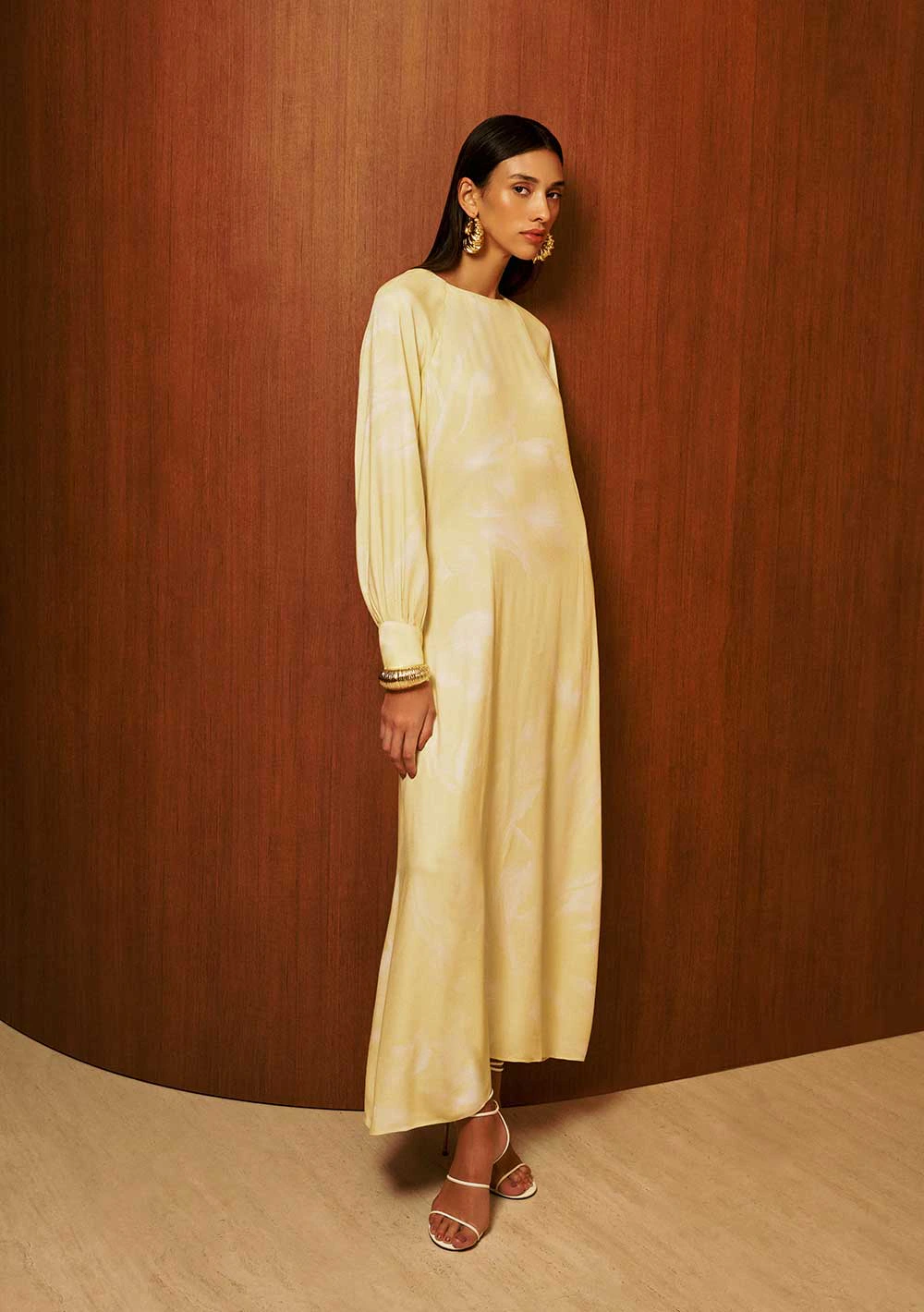 Vestido Iódice Solto Decote Careca Manga Longa Midi Amarelo