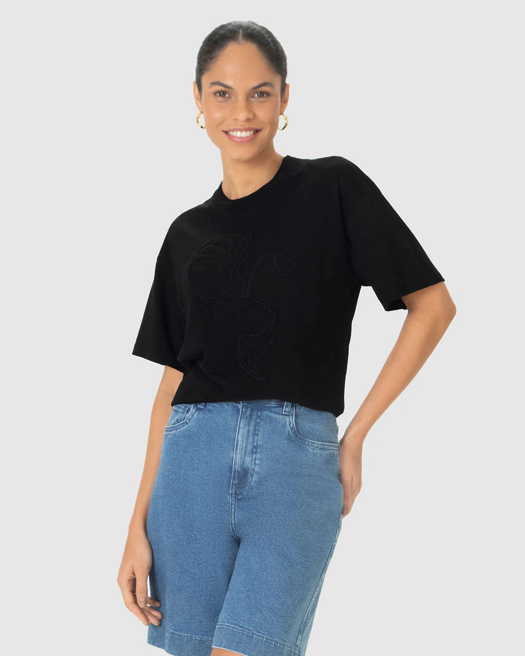 Camiseta Ampla Feminina Bordado De Flor Frontal Em Algodão
