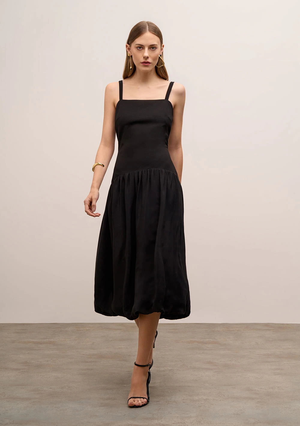 Vestido Iódice Solto Decote Reto Com Alça Midi Preto
