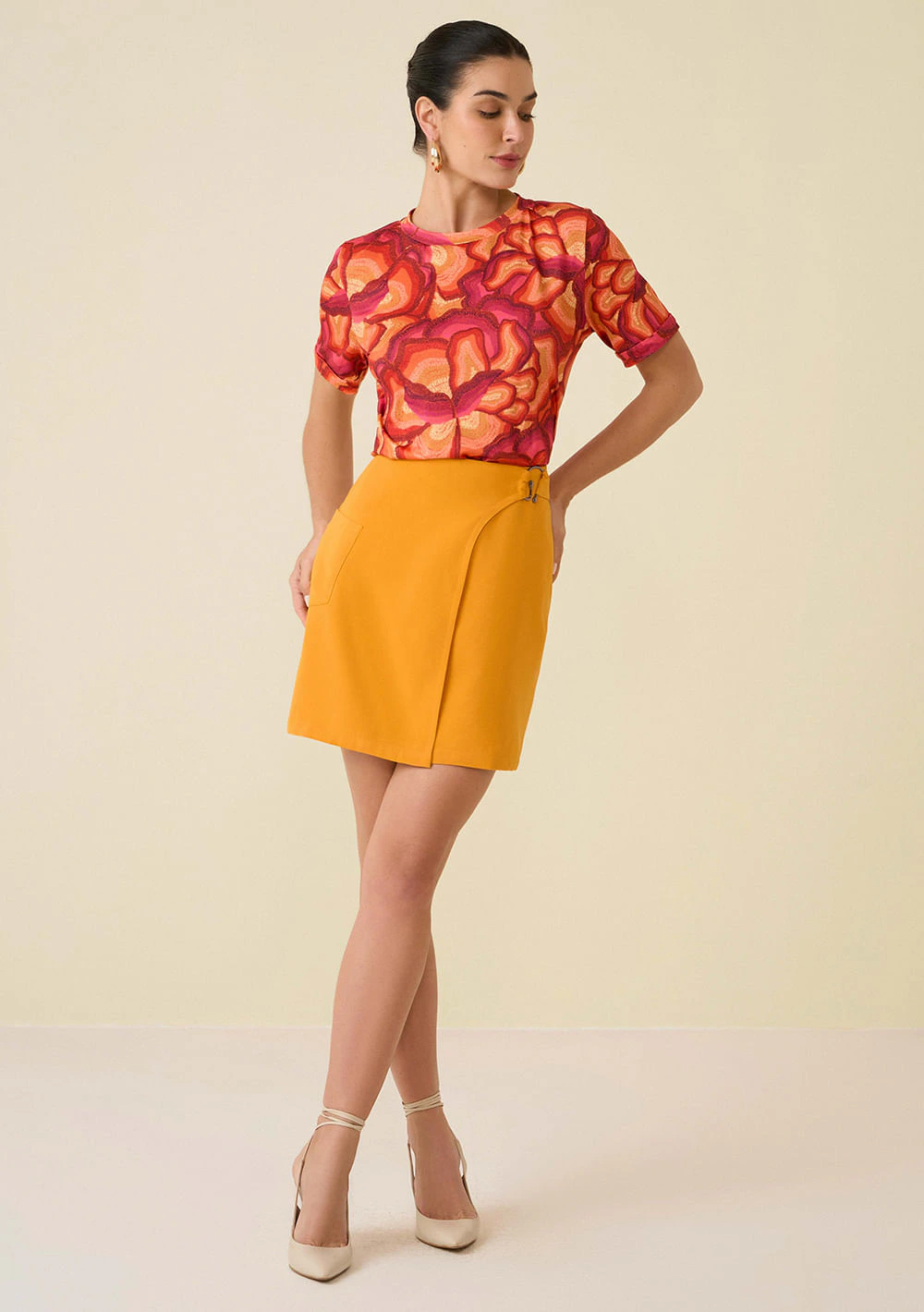 Saia Maria.Valentina Curta Justa Com Metal Amarelo