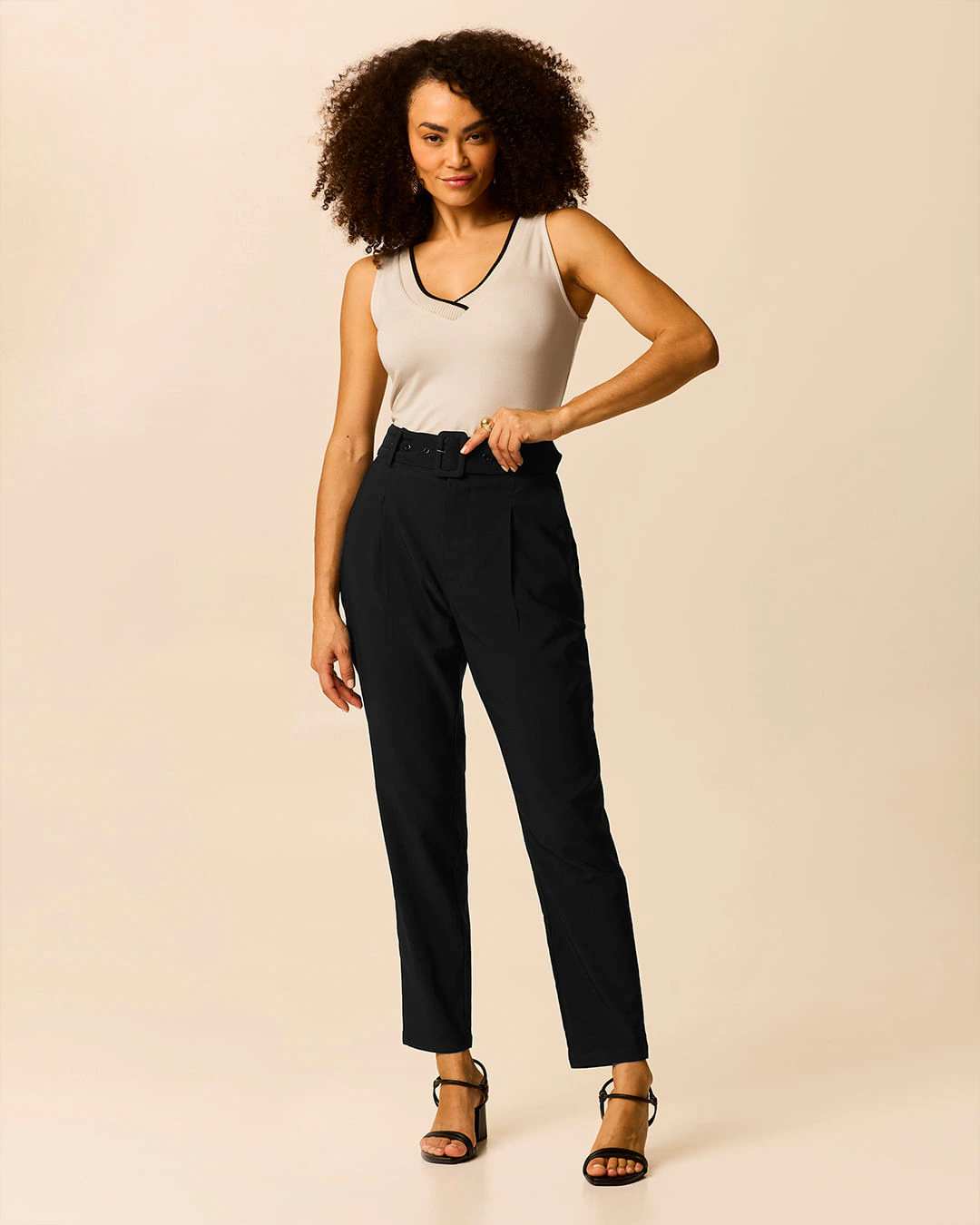 Calça Feminina Carrot Bolso Funcional E Cinto Alfaiataria Com Elastano