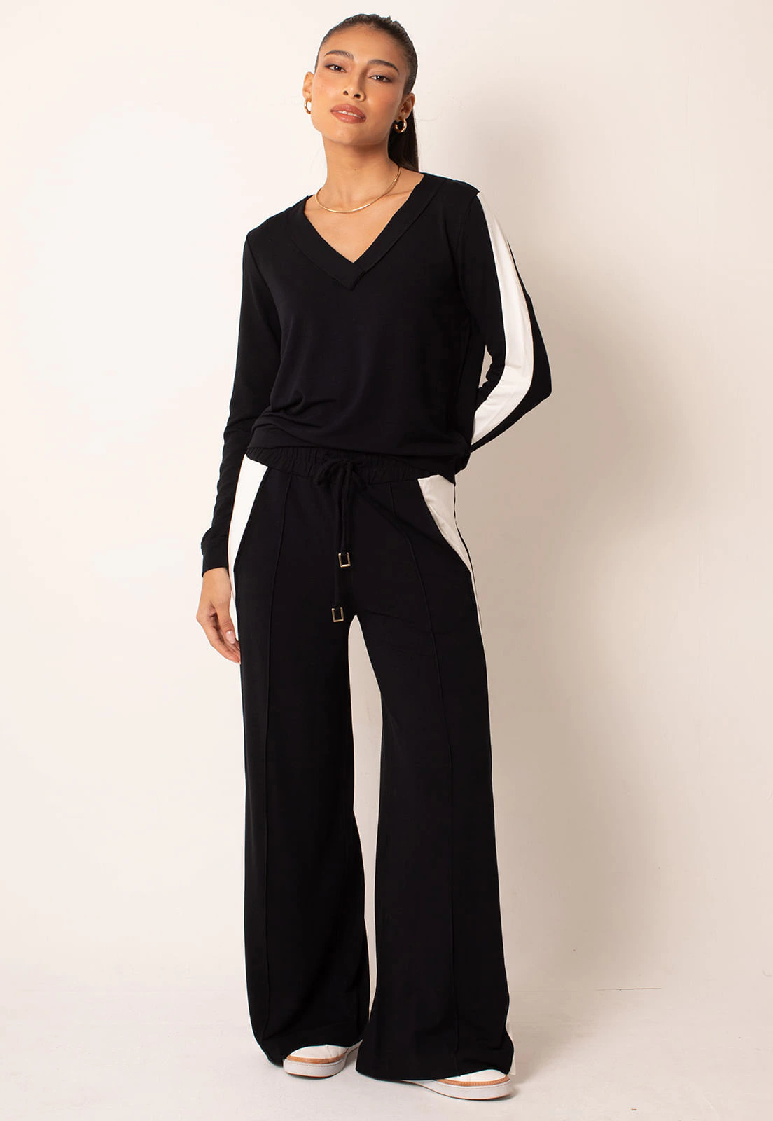 Calça Pantalona com Bolsos e Faixa Lateral