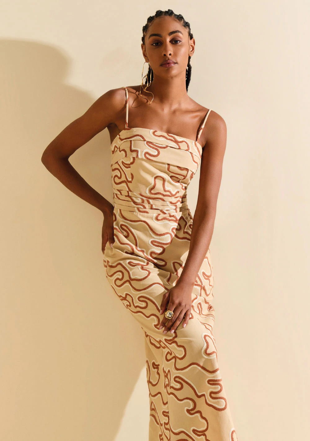 Vestido Morena Rosa Ajustado Decote Reto Sem Alça Midi Bege Claro