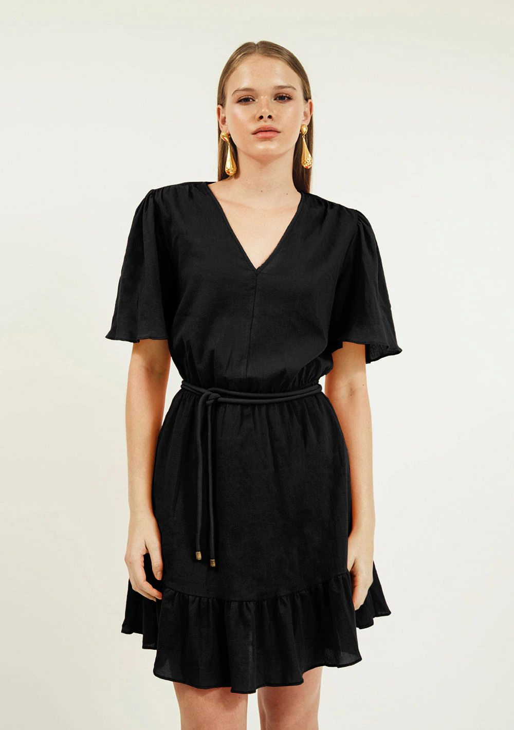 Vestido Zinco Curto Decote V Com Cinto Preto