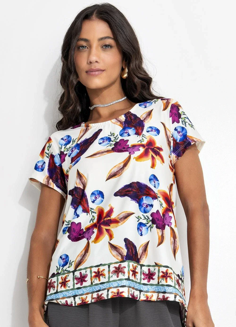 Quintess - Blusa Alongada Floral em Malha Fria com Barrado e Manga Curta