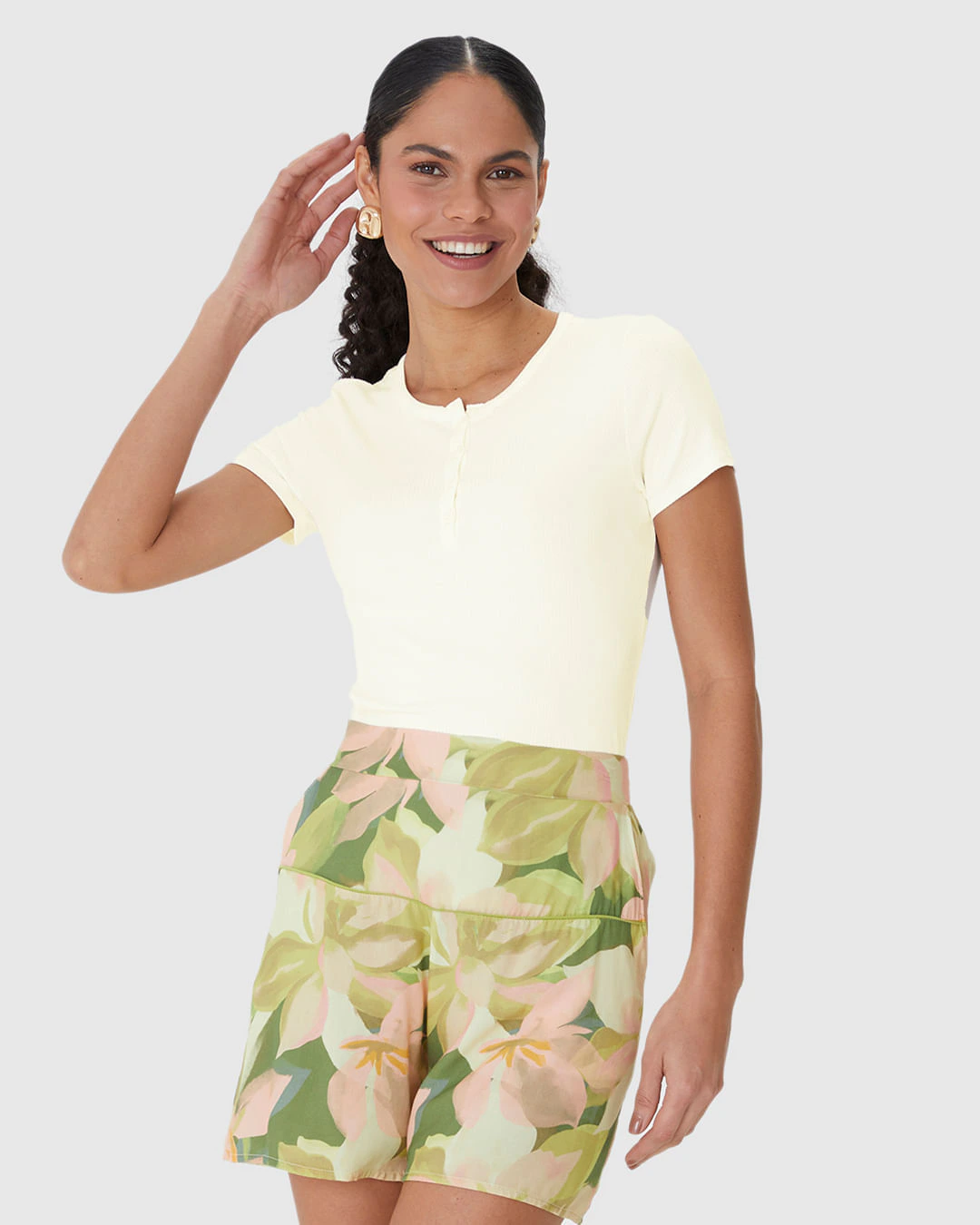 Blusa Básica Feminina Com Botões Frontais Em Malha Viscose Canelada