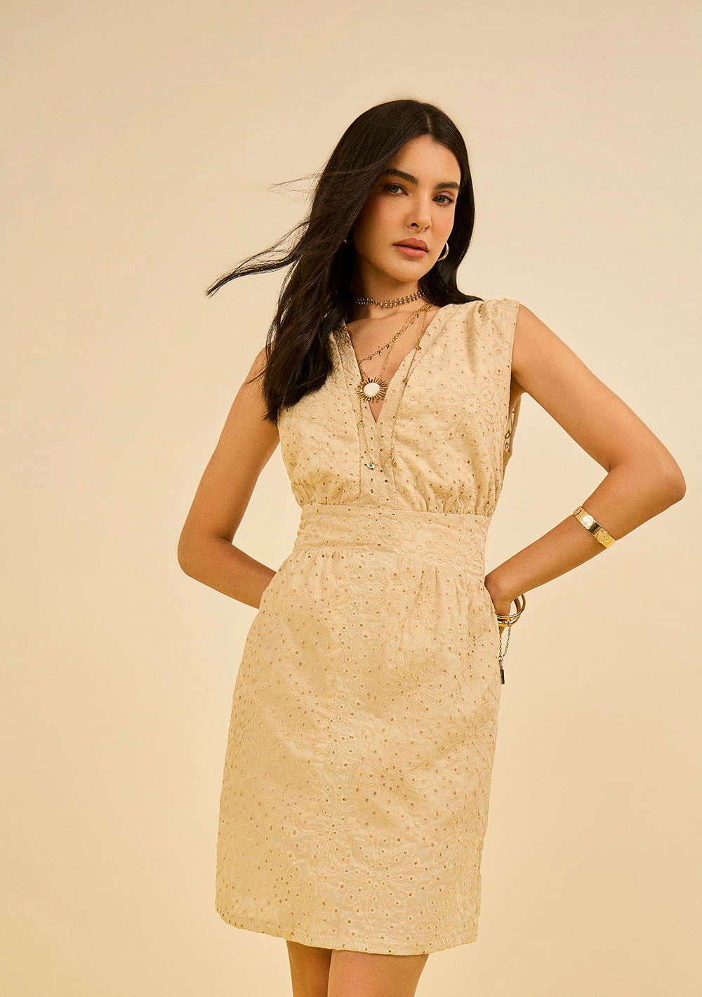 Vestido Zinco Ajustado Decote V Sem Manga Midi Amarelo
