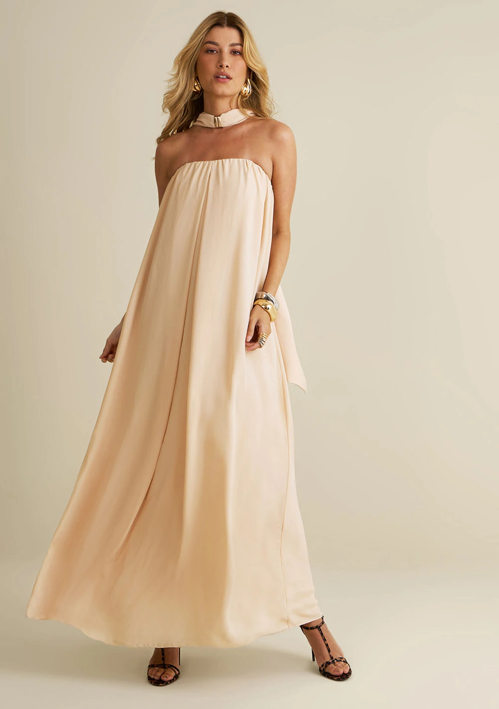 Vestido Morena Rosa Solto Decote Reto Com Alça Longo Bege