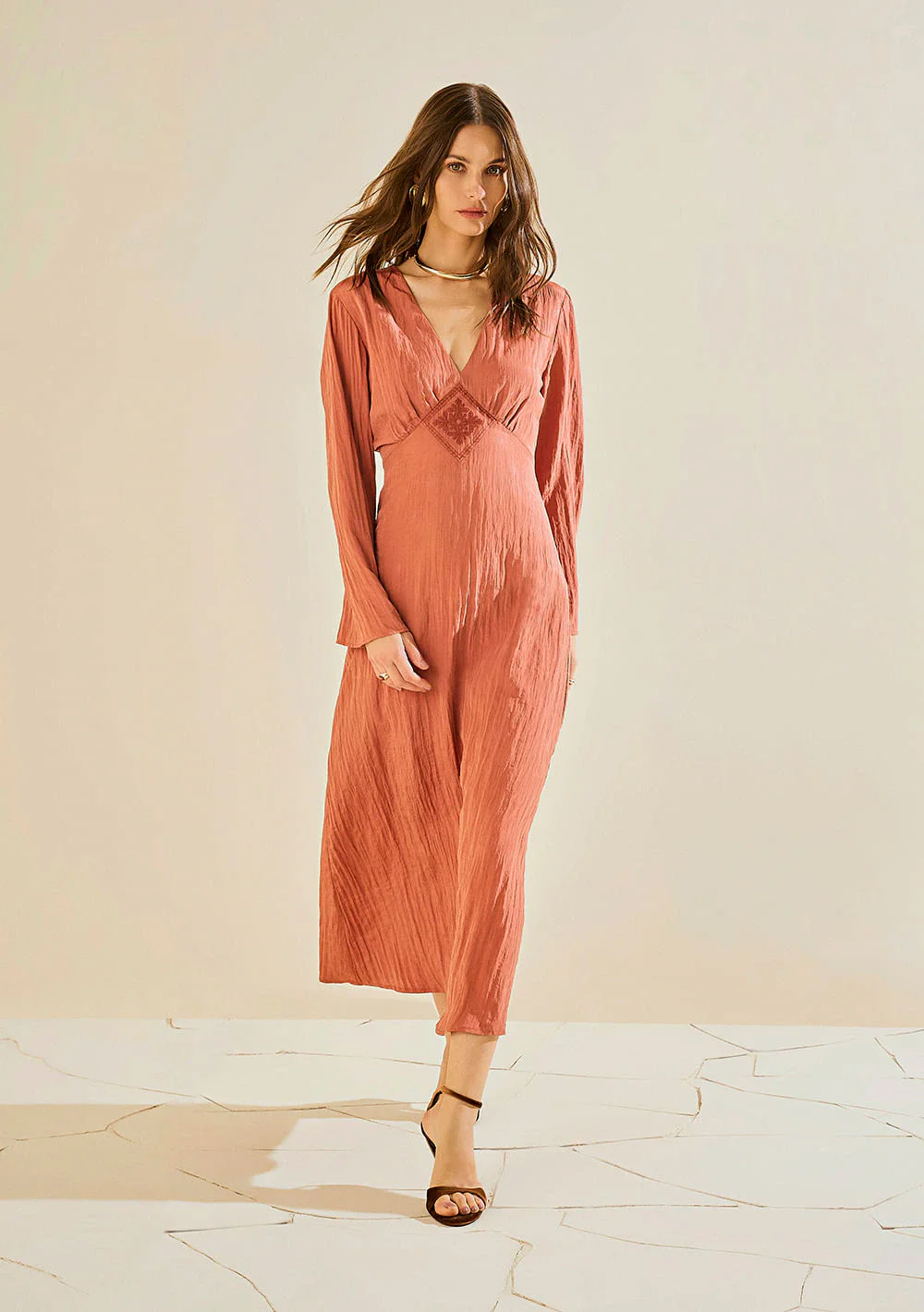 Vestido Morena Rosa Ajustado Decote V Manga Longa Midi Marrom