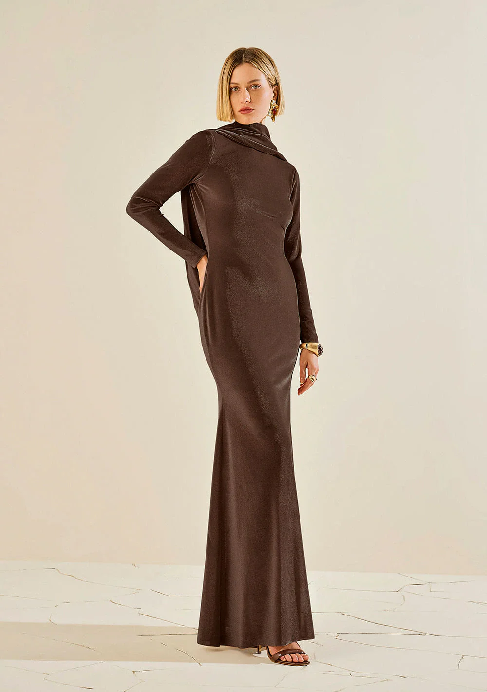 Vestido Morena Rosa Ajustado Decote Canoa Manga Longa Longo Marrom