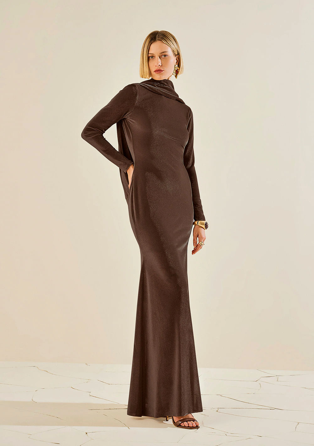 Vestido Morena Rosa Ajustado Decote Canoa Manga Longa Longo Marrom