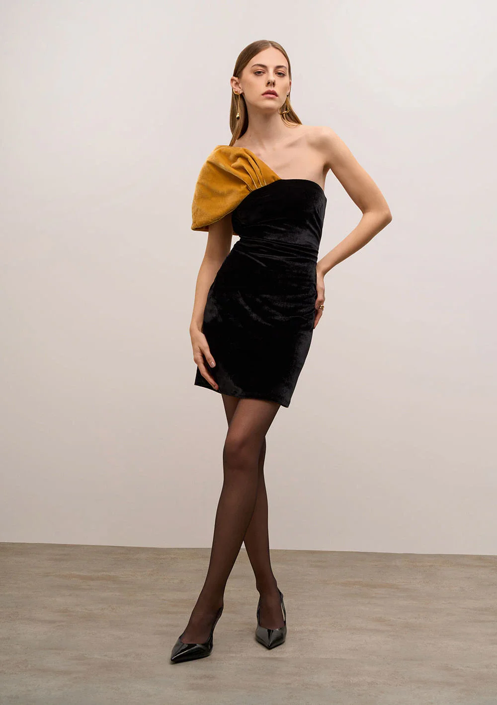 Vestido Iódice Ajustado Decote Reto Manga Curta Midi Preto