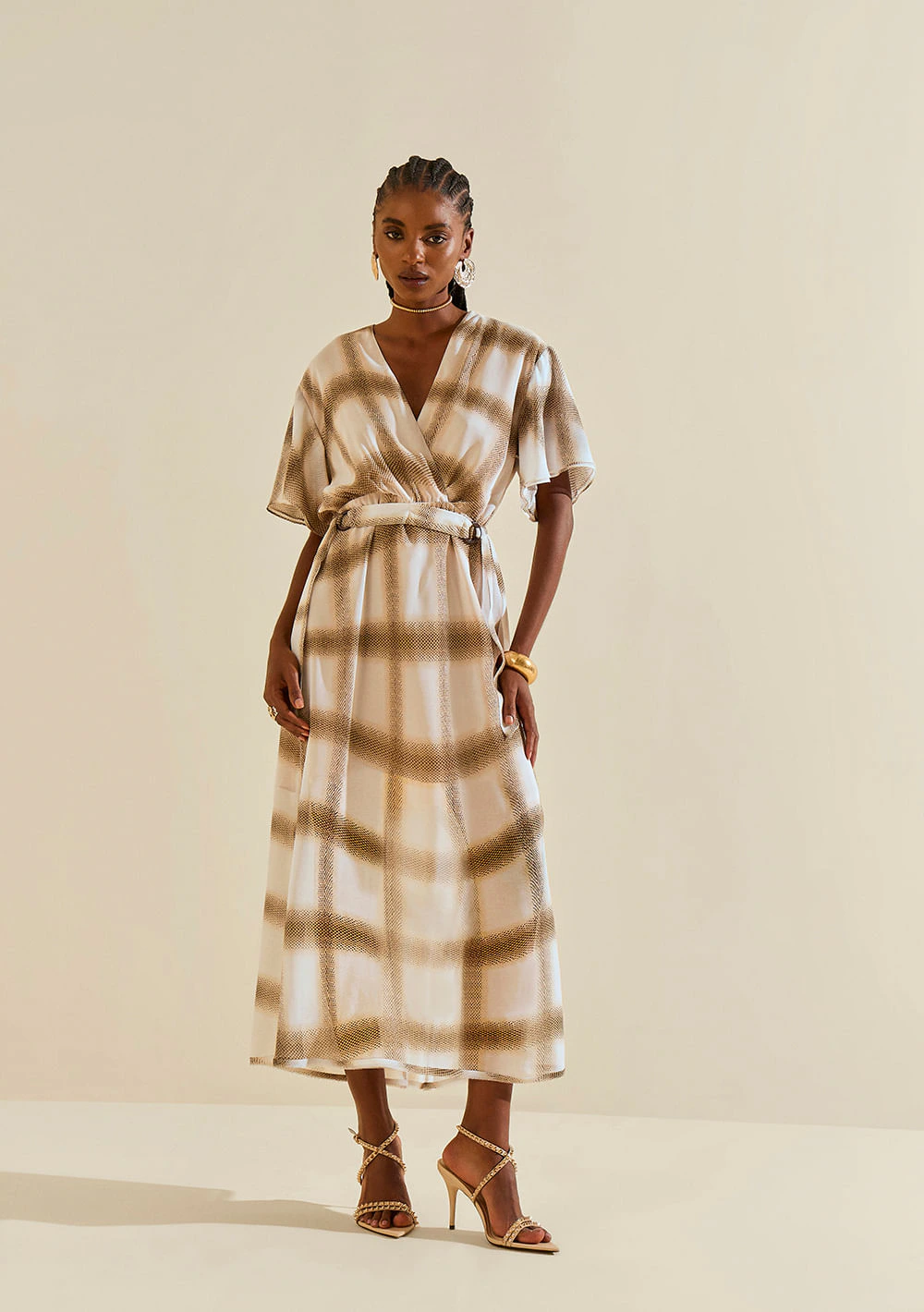 Vestido Morena Rosa Ajustado Decote V Manga Curta Midi Bege