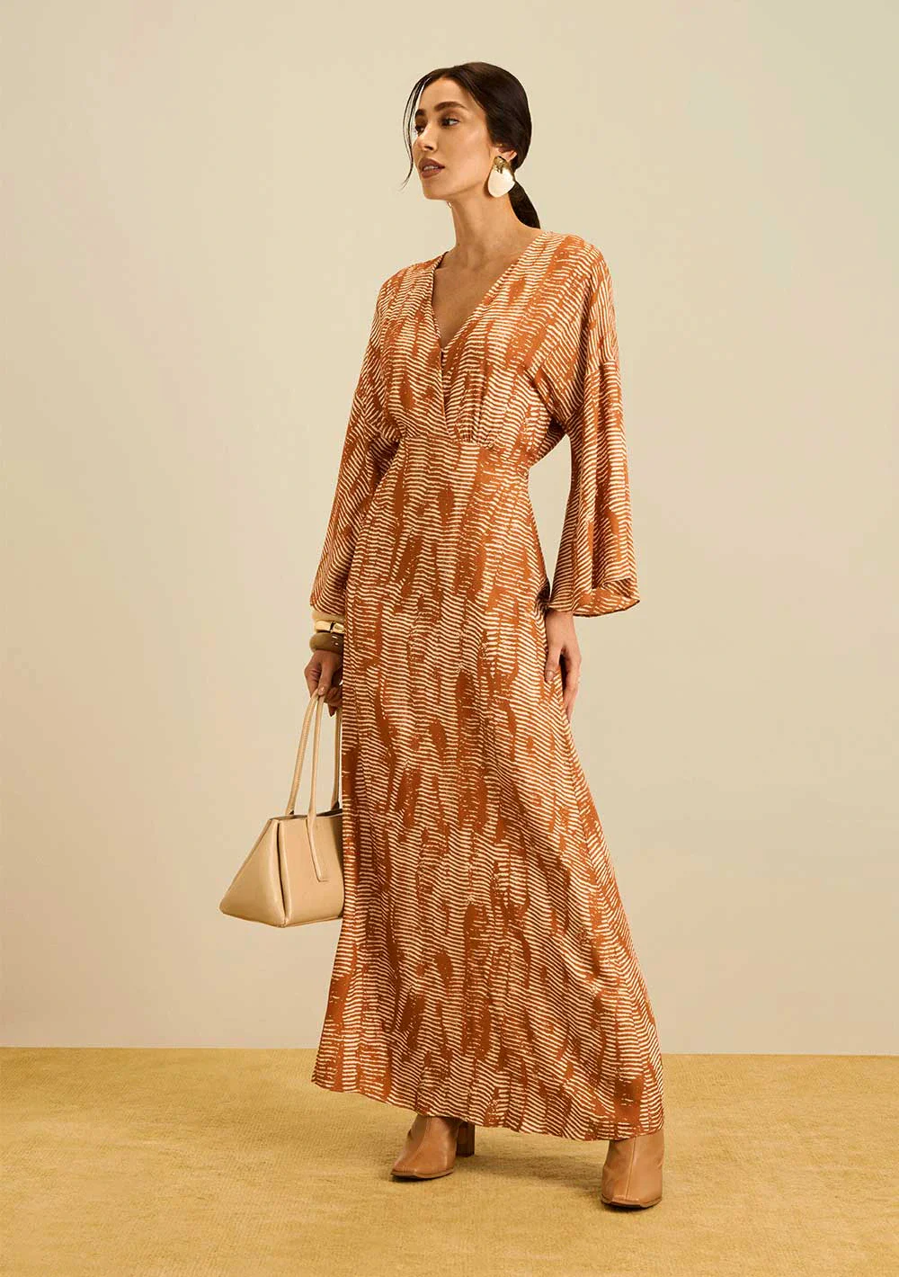 Vestido Maria.Valentina Solto Decote V Manga Longa Longo Laranja