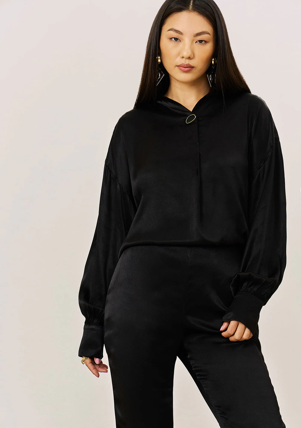 Blusa Iódice Solta Decote Transpassado Manga Longa Padrão Preto
