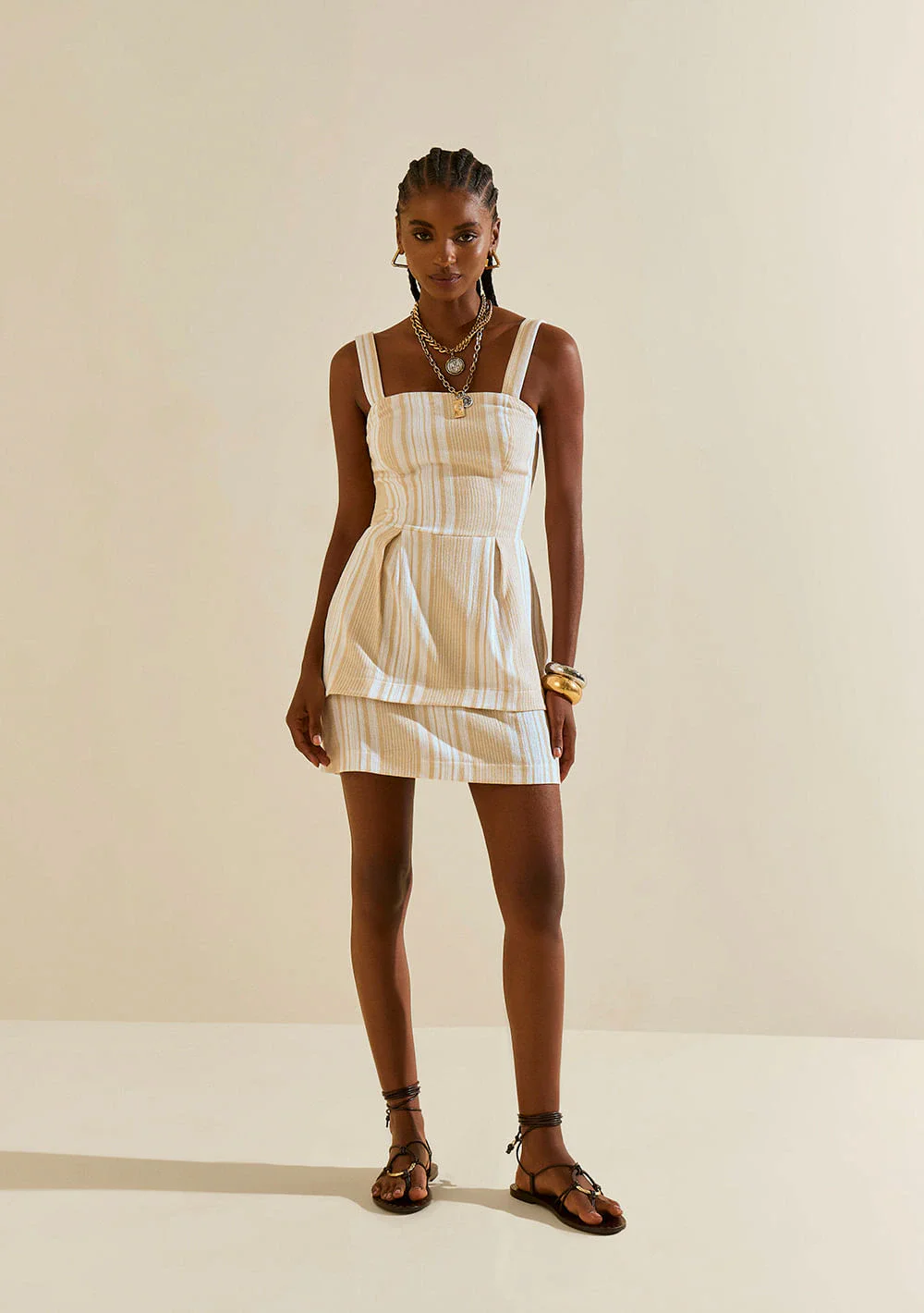 Vestido Morena Rosa Ajustado Decote Reto Com Alça Curto Off White