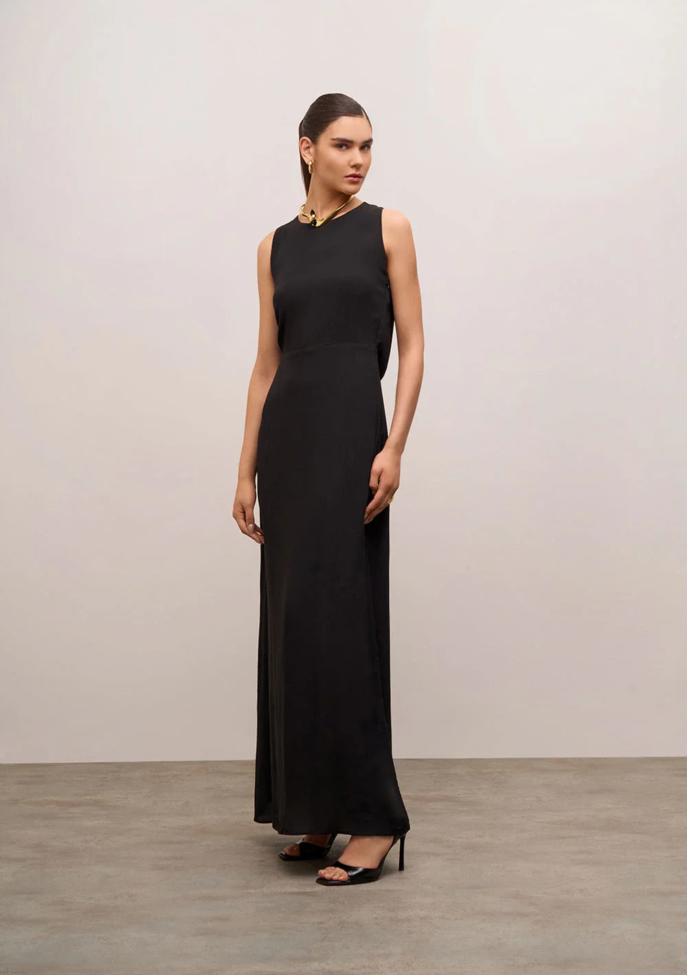 Vestido Iódice Ajustado Gola Alta Sem Manga Longo Preto