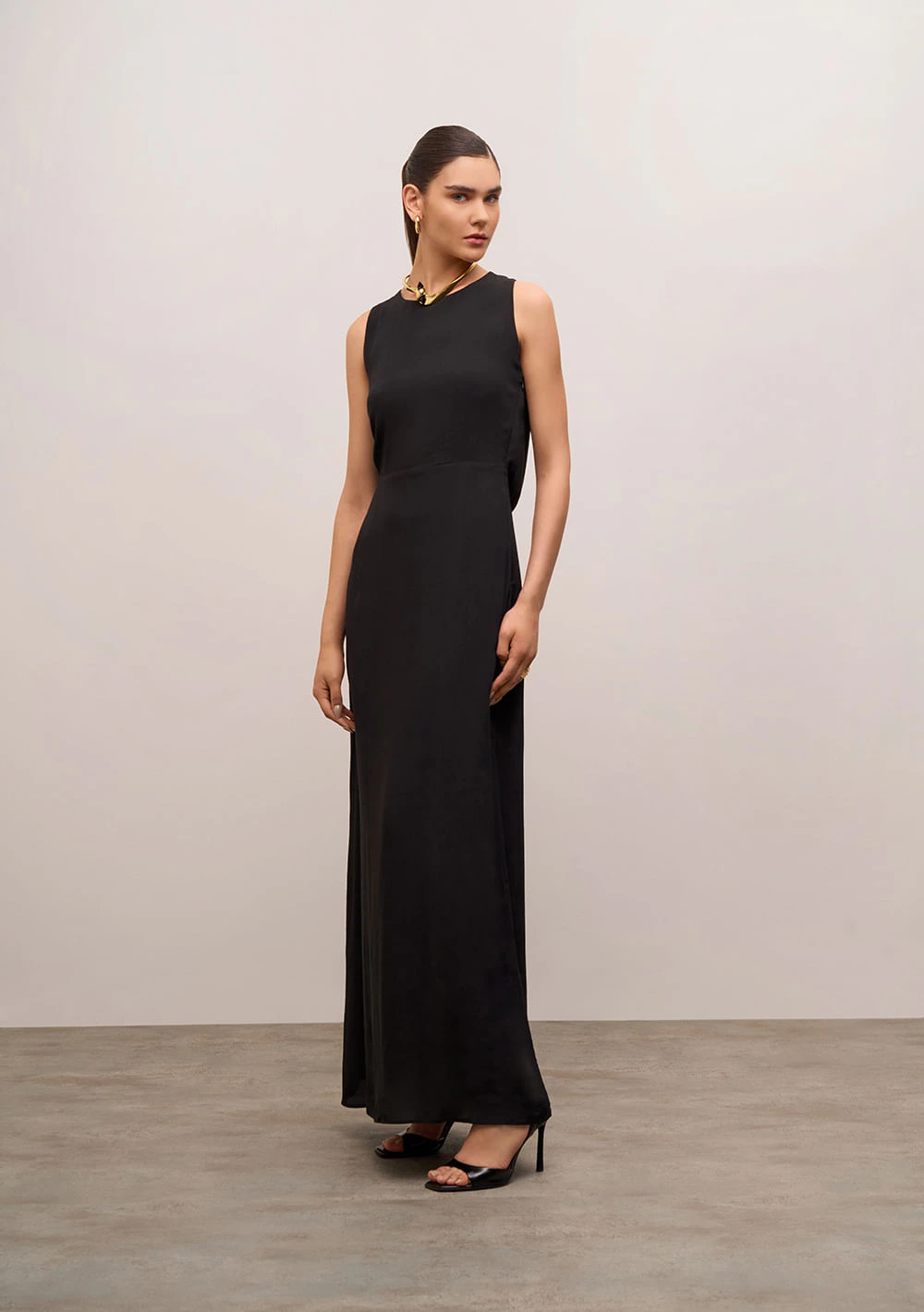 Vestido Iódice Ajustado Gola Alta Sem Manga Longo Preto