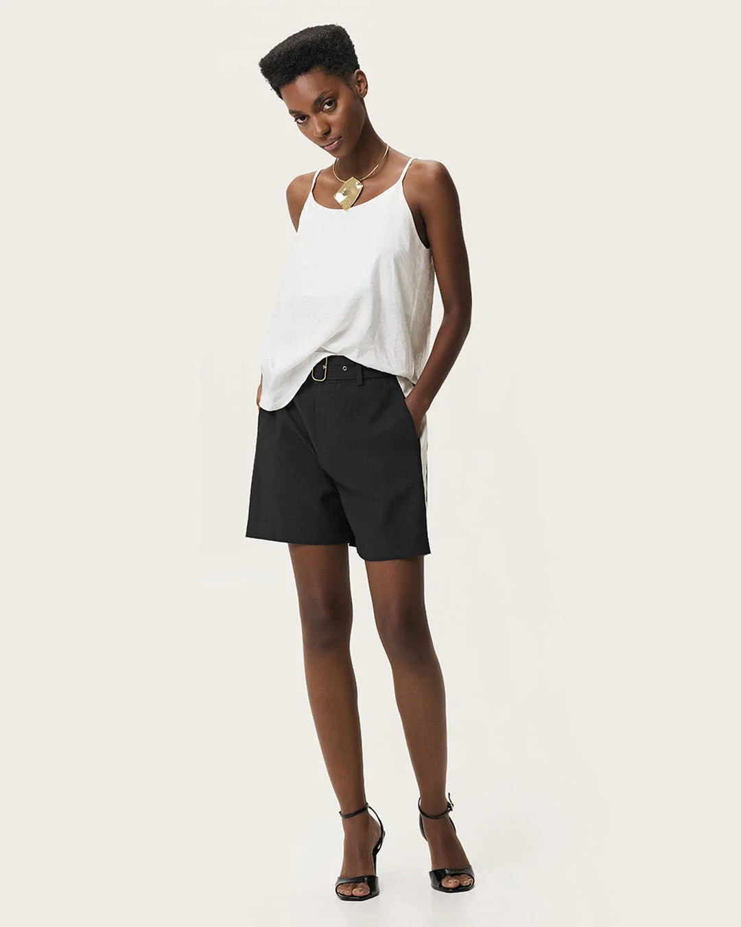Shorts Feminino Recorte Lateral Acompanha Cinto Viscose Sarjada - ENFIM