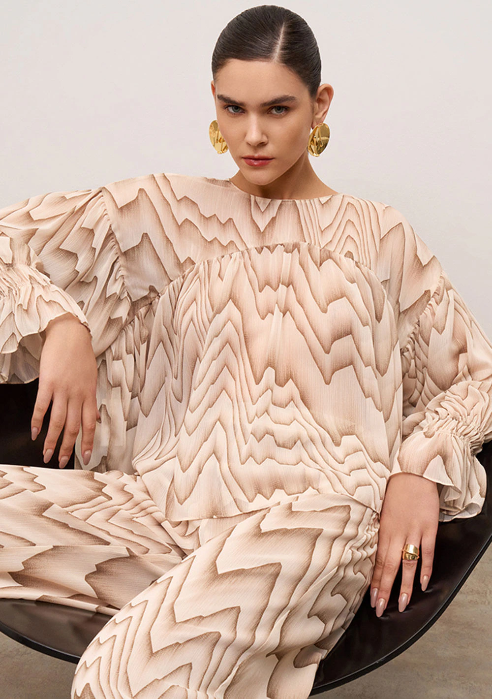 Blusa Iódice Solta Decote Careca Manga Longa Padrão Bege/Coral