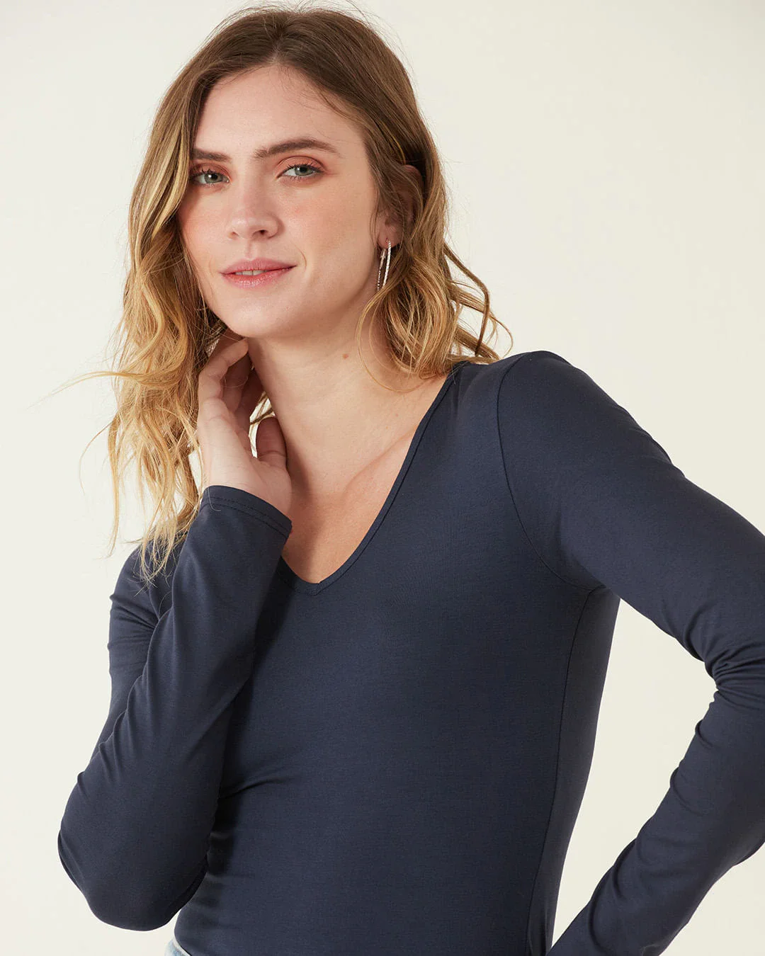Blusa Básica Feminina Gola V Manga Longa Em Viscose Stretch