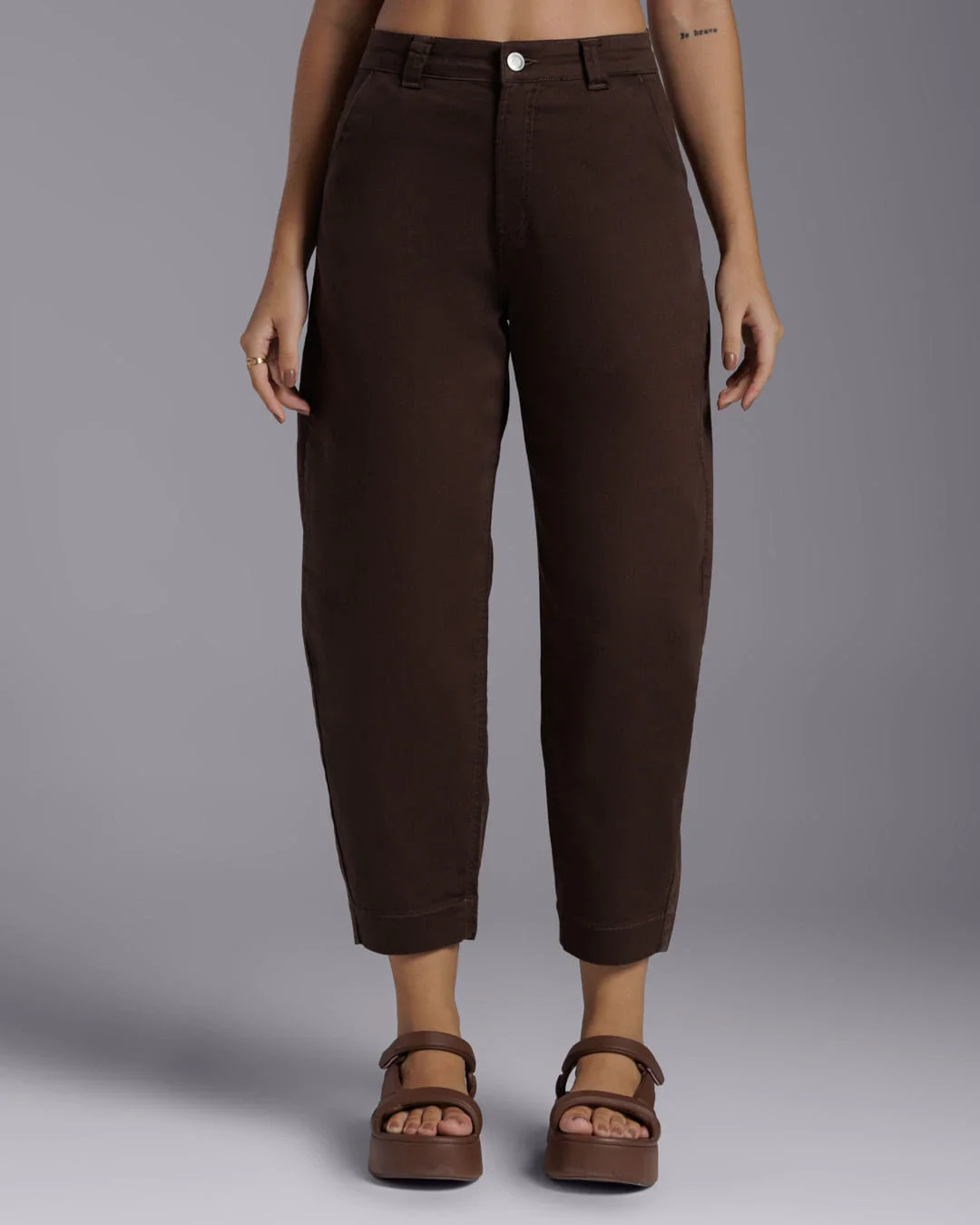 Calça Barrel Tech Flex Feminina - BASICAMENTE