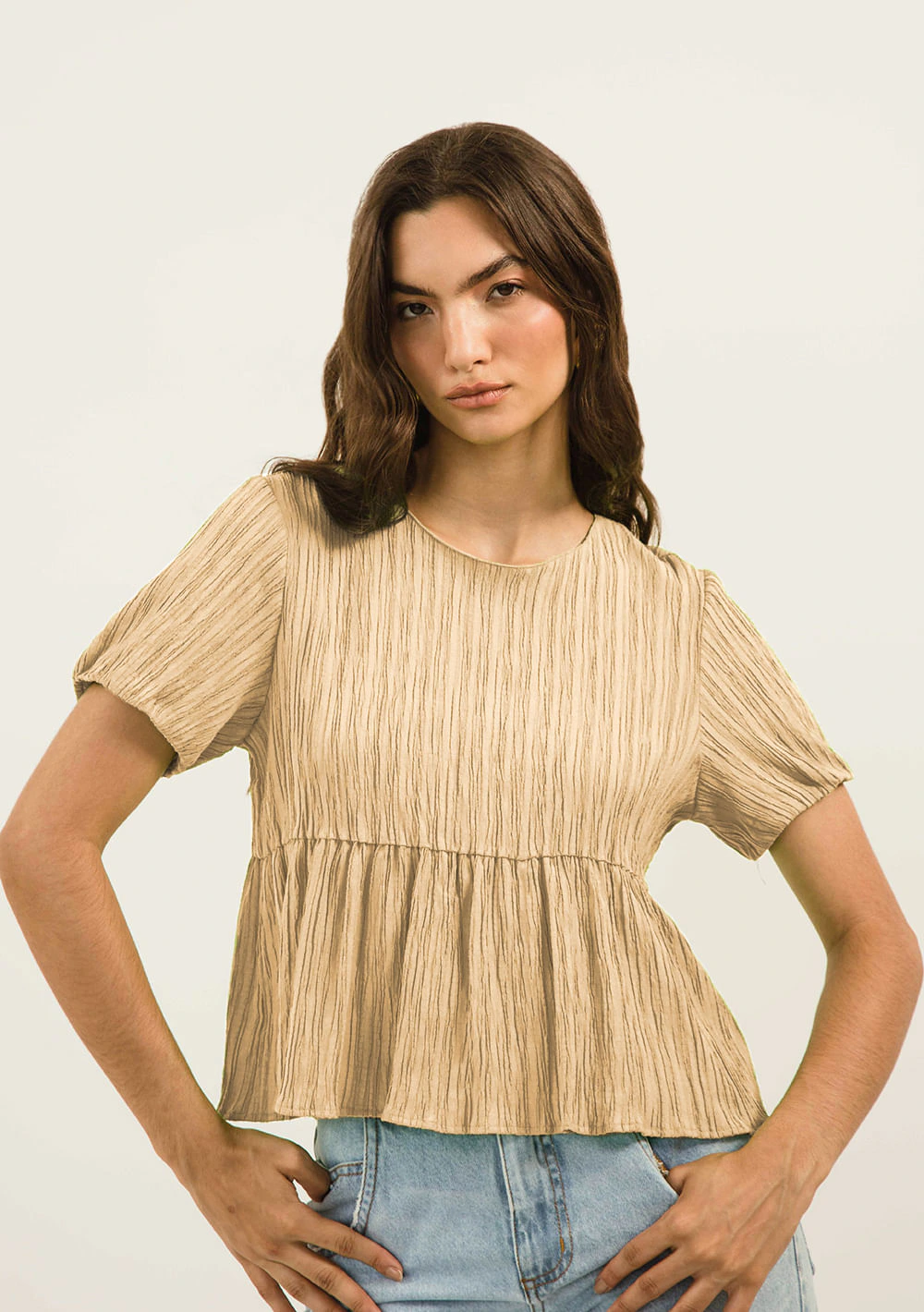Blusa Zinco Decote Redondo Manga Curta Amarração Costas Bege
