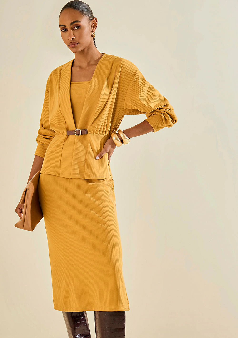 Vestido Morena Rosa Ajustado Decote Reto Manga Curta Midi Amarelo