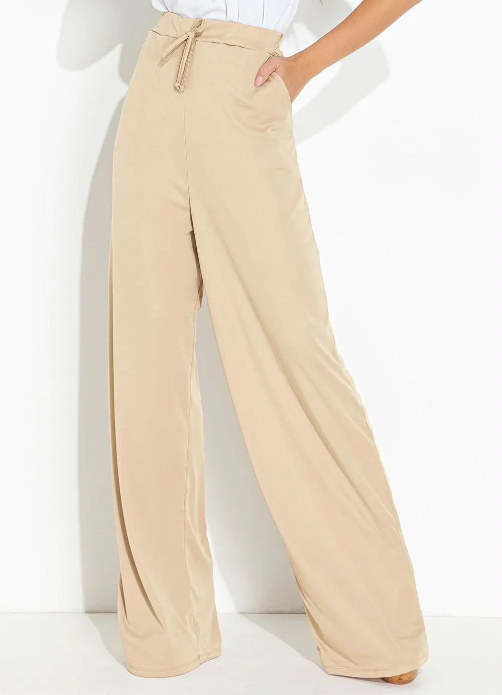 Moda Pop - Calça Nude com Bolsos Funcionais e Amarração