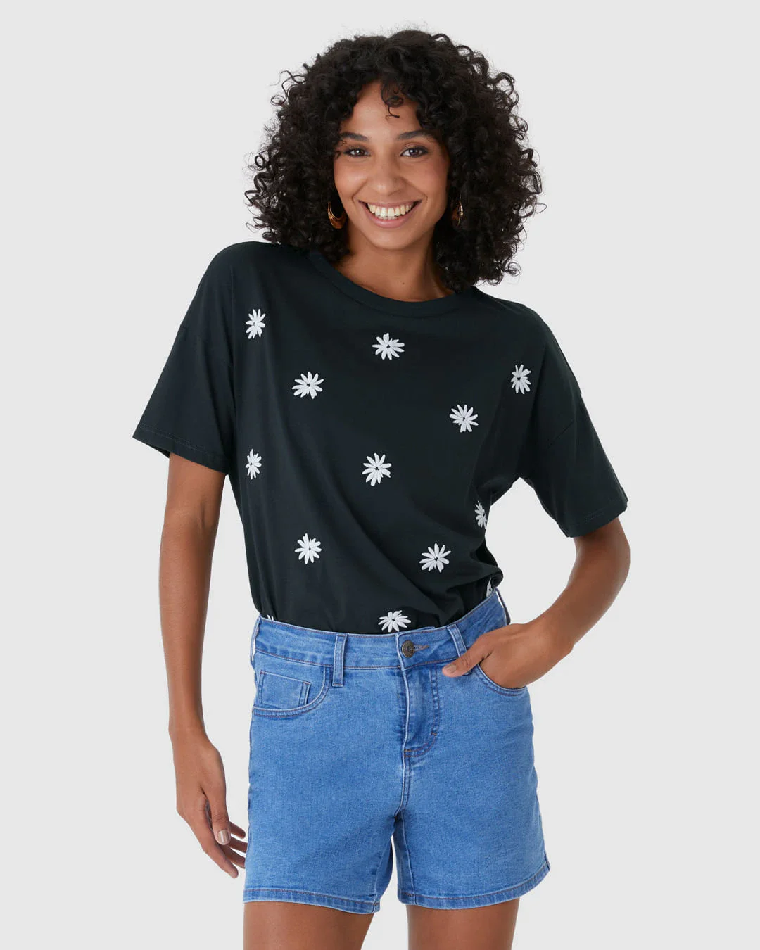 Camiseta Feminina Ampla Bordado Frontal Em Algodão