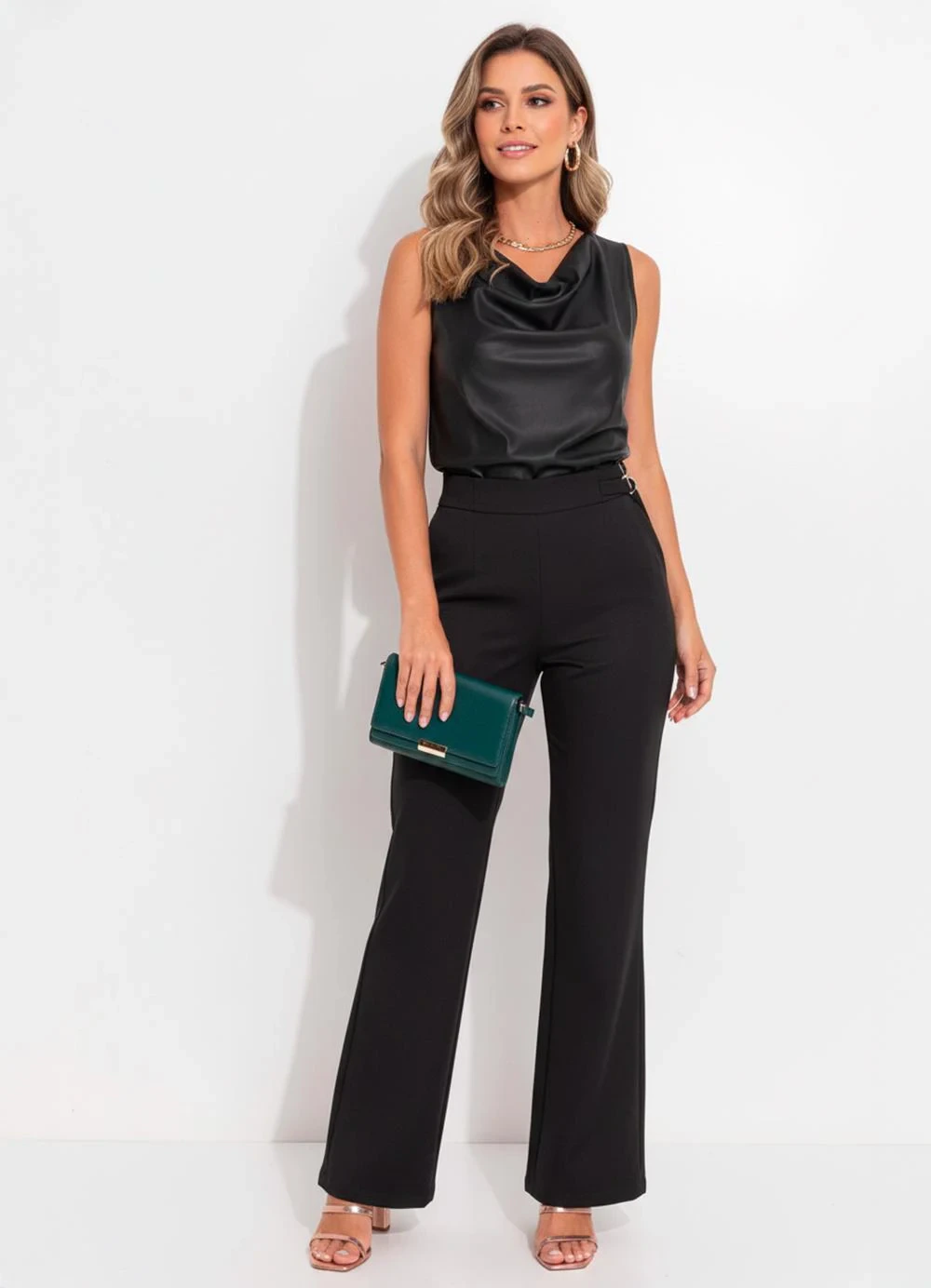 Quintess - Blusa Preta em Material Sintético com Gola Degagê