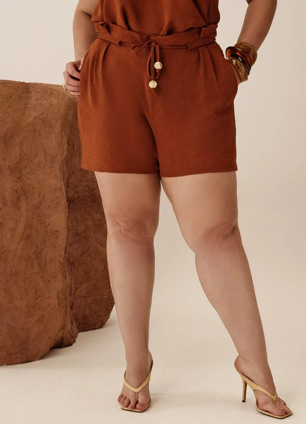 Elegance - Shorts Clochard com Tunel e Amarração Marrom