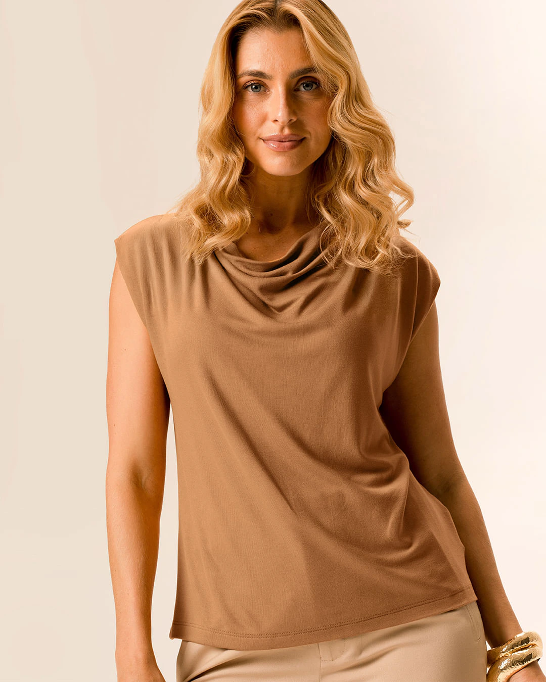 Blusa Feminina Regular Decote Degagê Sem Manga Em Viscose Stretch