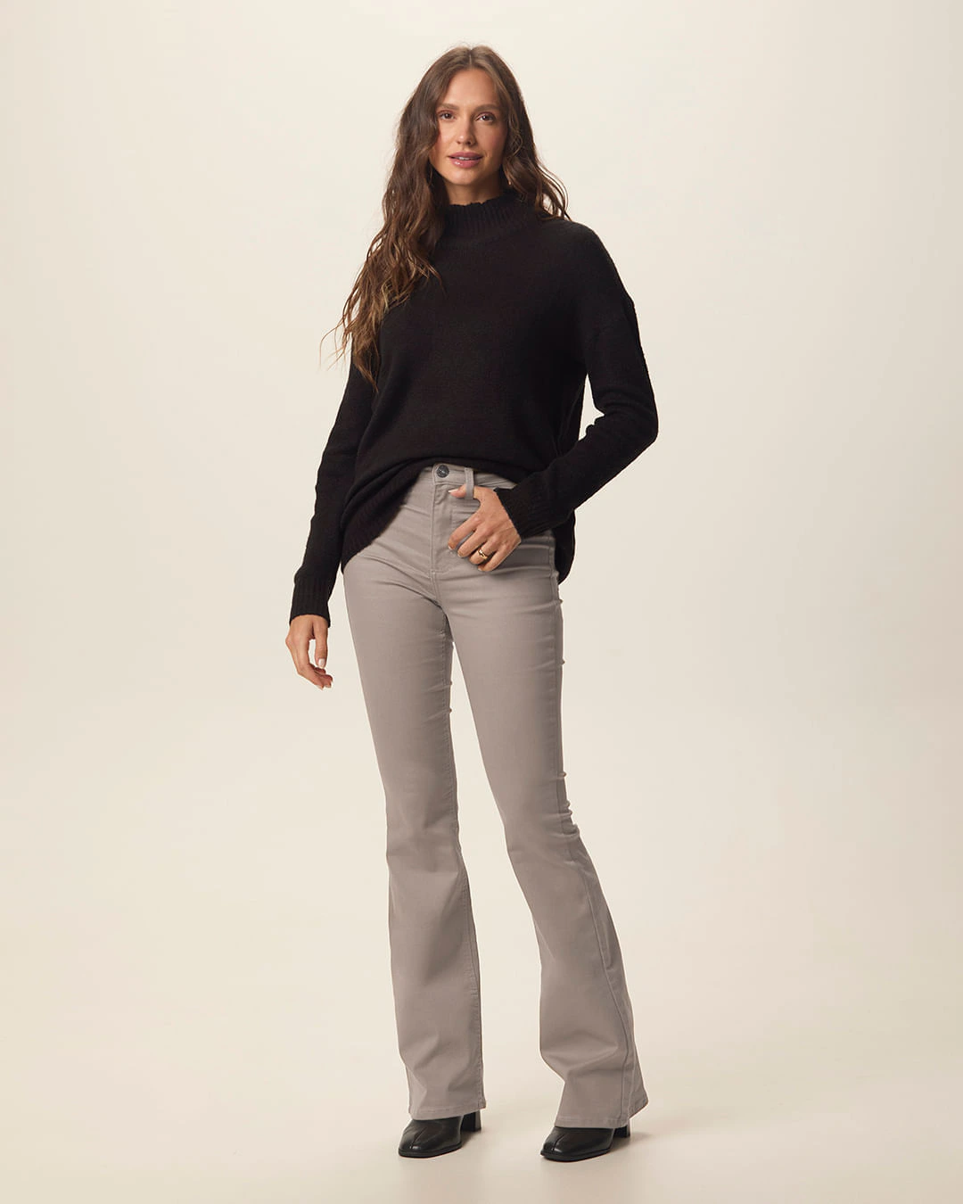 Calça Flare Feminina Bolso Funcional Em Sarja Com Elastano