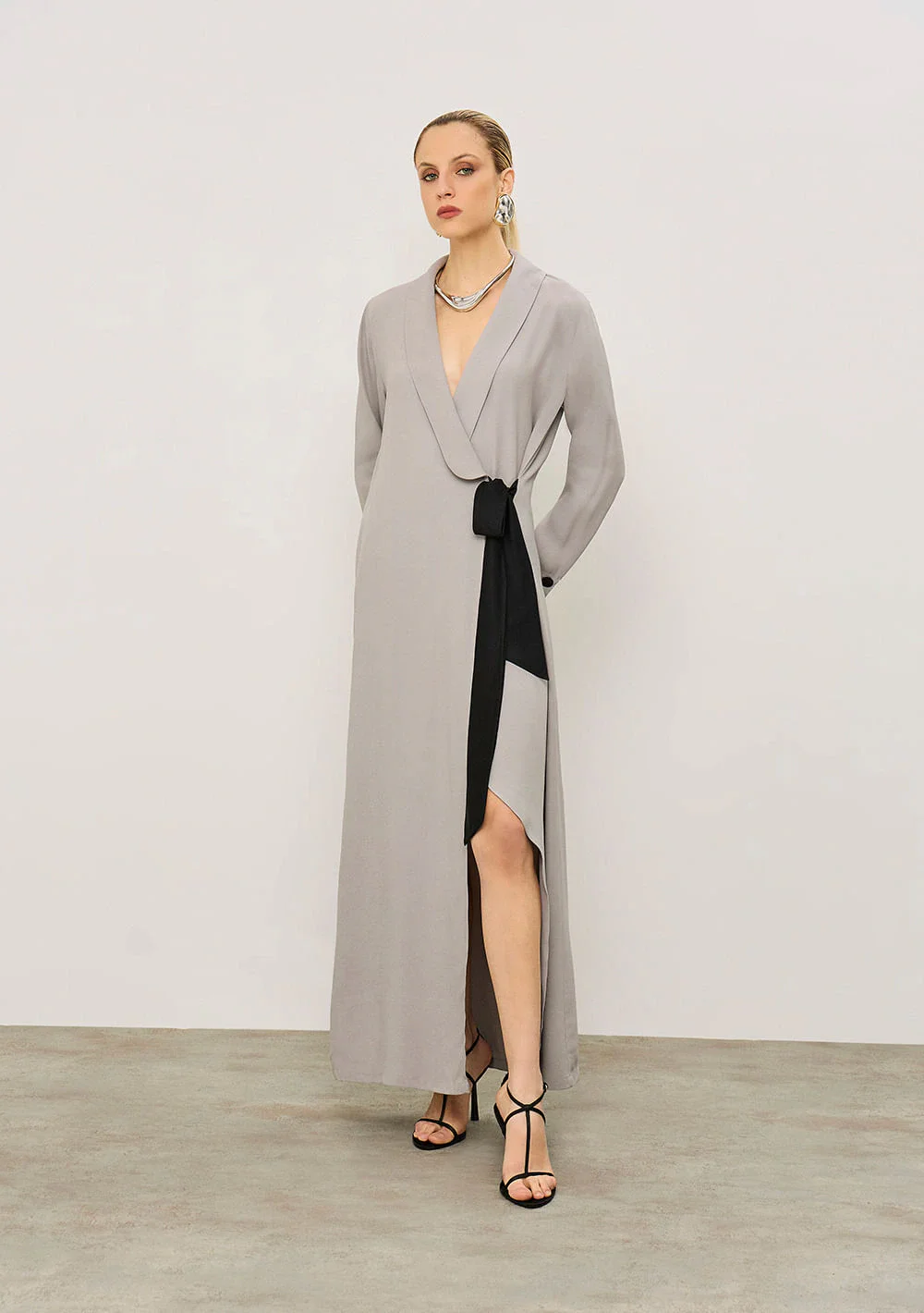 Vestido Iódice Solto Decote Transpassado Manga Longa Longo Cinza