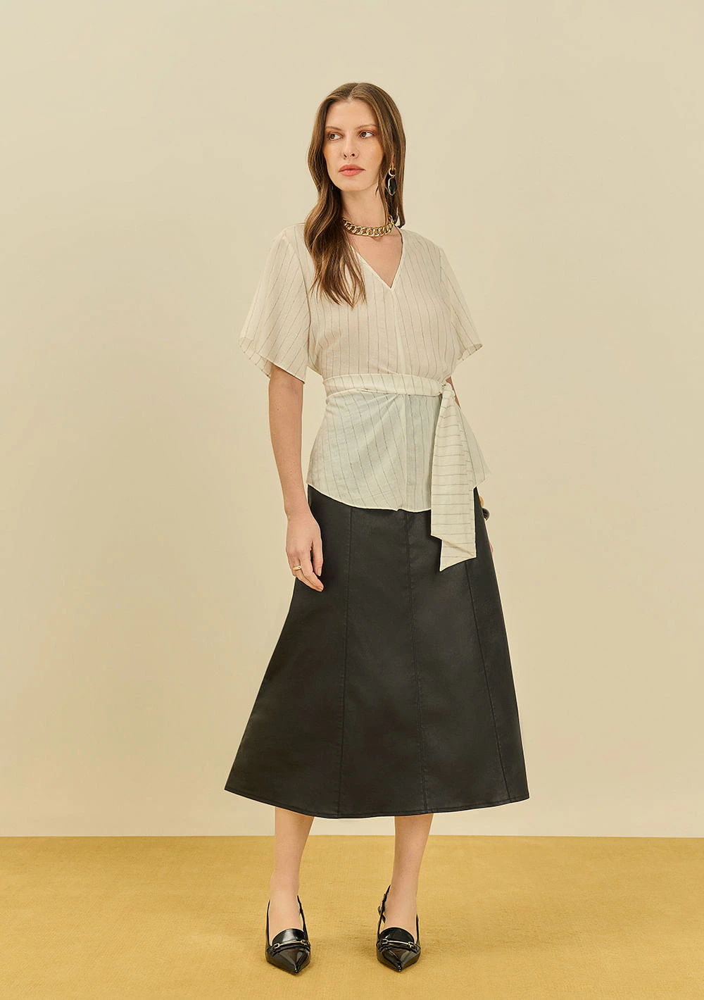 Blusa Maria.Valentina Solta Decote V Manga Curta Padrão Off White