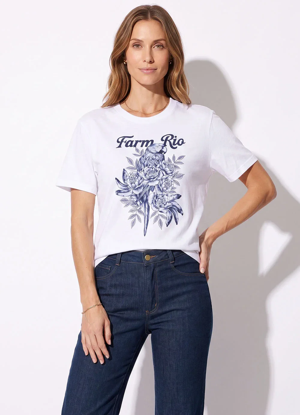 Farm - T-Shirt Fit Arara em Flores Off White