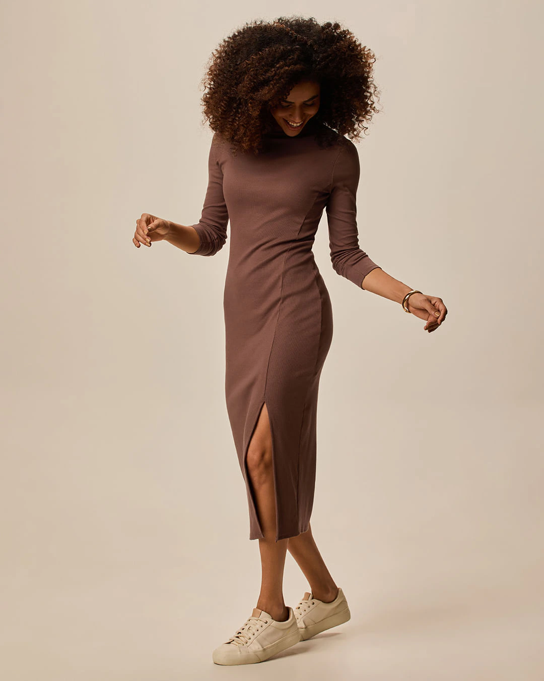 Vestido Midi Básico Feminino Gola Alta E Fenda Lateral Em Ribana Canelada